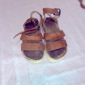 Brown/Tan buckle sandals for girls